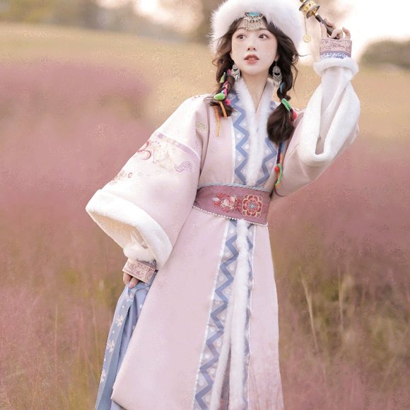Song Dynasty Outfit Set | Top, Pleated Gradient Maxi Skirt, Lamb Wool Coat, Belt - Picture 4 of 7